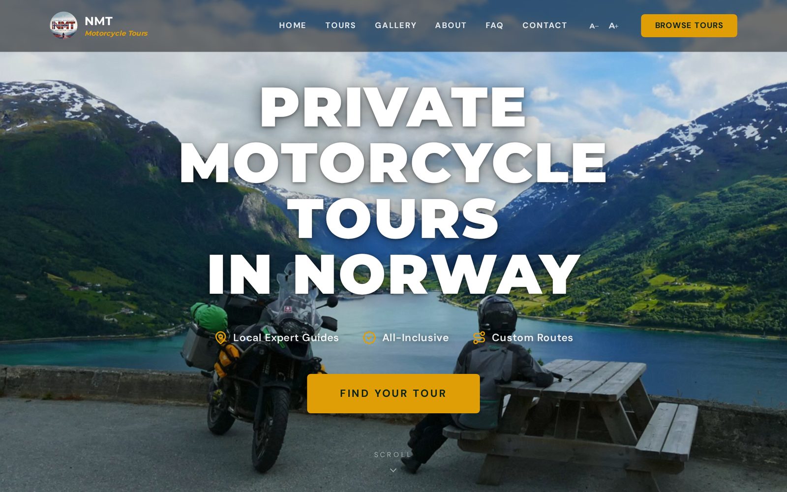 Forsiden til Norway Motorcycle Tours med fjordlandskap, motorsykkel og knapp for å finne tur.